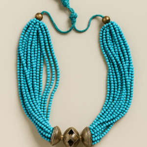 Collier Jour de Népal - 13 rangs de perles en turquoise, orné d’une pièce centrale ancienne d’origine himalayenne (Népal). Pièce unique