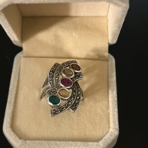 Bague palette de couleurs. Art déco tardif-orientaliste, avec une vraie influence marquée de son époque  années 30–40.