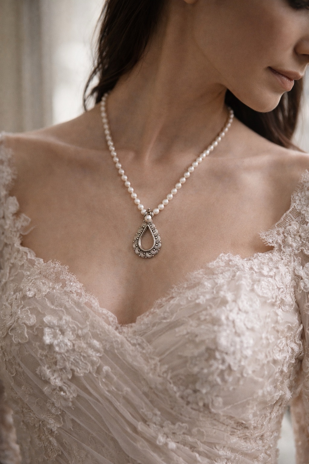 Perles d’eau douce naturelles. Pendentif en argent 925 finement travaillé. Chaque détail compte. Chaque pièce a son langage. Vous découvrez une pièce AMOREPIATTU. Ce que vous tenez entre vos mains n’est qu’un fragment. L’univers AMOREPIATTU se déploie à travers des créations artisanales, des pièces uniques, des matières choisies, et les histoires qui les accompagnent.