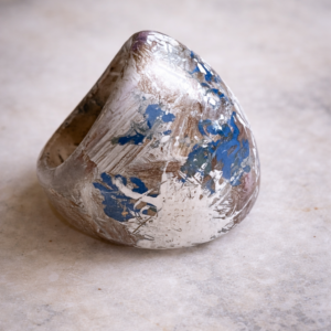 Bague Artisanale Bleu argenté. Collection Bagues Mémoire d’Acrylique
