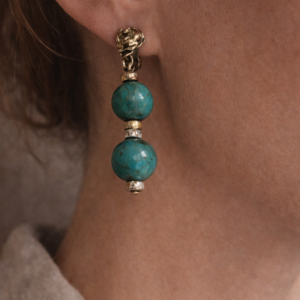 Boucles d’oreilles anciennes en turquoise naturelle, montées sur clips dorés patinés.