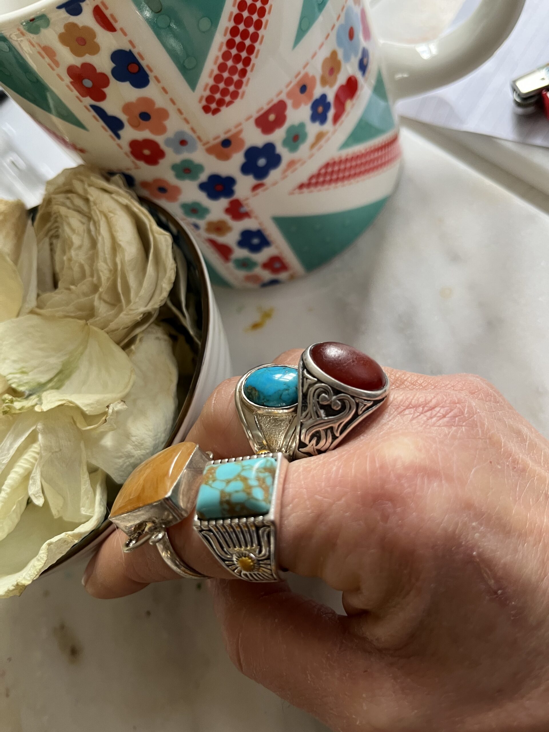 Raw elegance. Tribal rhythm. Feminine instinct. Amorepiattu presents “Résonance” — a bold collection born from the embrace of the earth and the artistry of the hand. These statement necklaces feature noble materials: bamboo beads, natural stones, and metallic chains that dance along the neckline like a whispered poem of wild beauty. Each piece is handmade, unique, and evocative. The green stones recall forest canopies; the golden bamboo, sun-warmed soil; the metallic accents, the timeless whisper of ancestral craftsmanship. For Her, for Him, for the Now. Amorepiattu – Handcrafted treasures, where elegance meets essence.