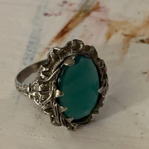 Bague Cabochon en Agate Verte
Argent sculpté — pièce revisitée par AMOREPIATTU