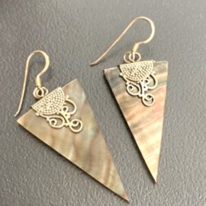 Boucles d’oreilles Nacre Nomade. Argent 925 en travail de filigrane. Nacre ancienne