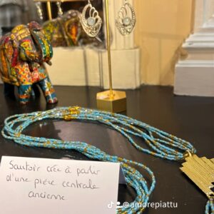 Collier sautoir perles de rocaille.