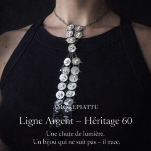 Collier Cravate Argent — Héritage Couture 60 Silhouette graphique.
Chute de lumière. Icône des années 60 réinventée.