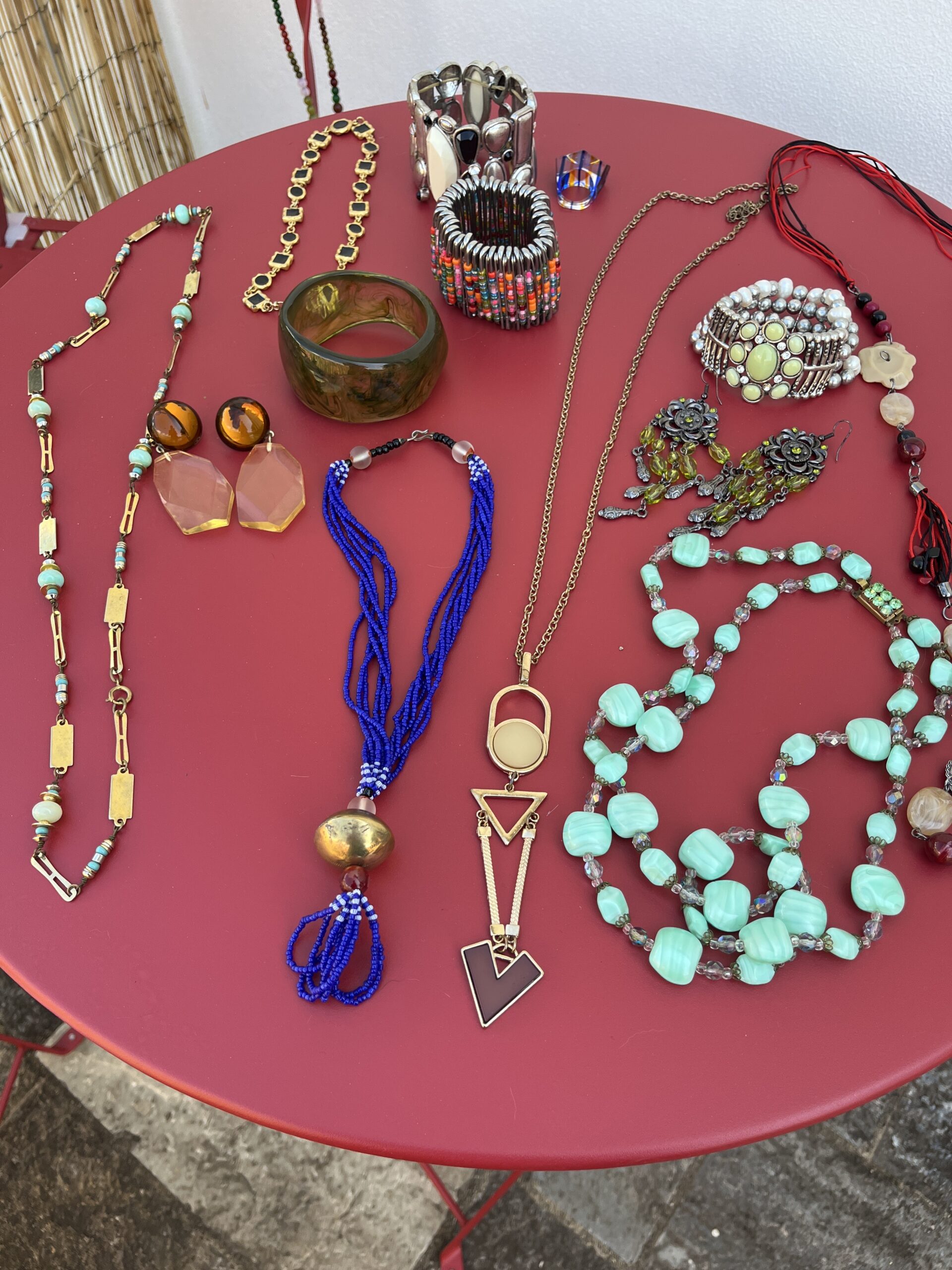 Raw elegance. Tribal rhythm. Feminine instinct. Amorepiattu presents “Résonance” — a bold collection born from the embrace of the earth and the artistry of the hand. These statement necklaces feature noble materials: bamboo beads, natural stones, and metallic chains that dance along the neckline like a whispered poem of wild beauty. Each piece is handmade, unique, and evocative. The green stones recall forest canopies; the golden bamboo, sun-warmed soil; the metallic accents, the timeless whisper of ancestral craftsmanship. For Her, for Him, for the Now. Amorepiattu – Handcrafted treasures, where elegance meets essence.