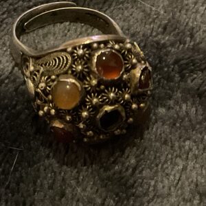 Bague sculpturale aux cabochons ambre et rouge
Pièce vintage restaurée – Collection AMOREPIATTU