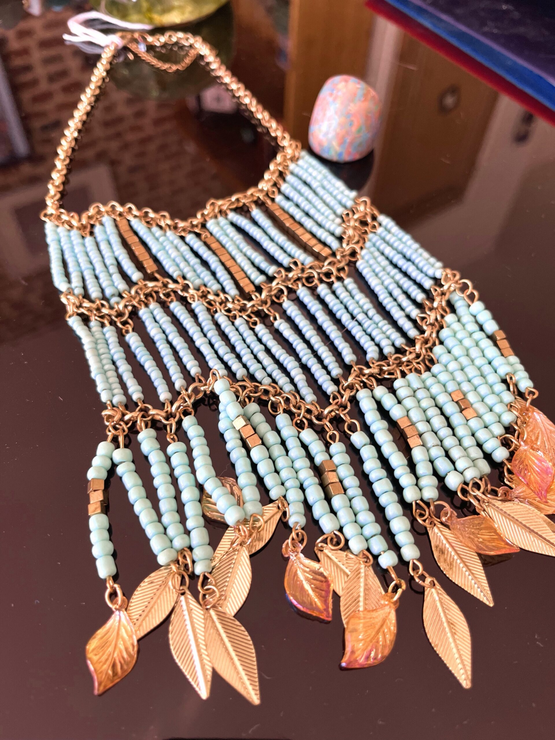 Collier Plastron Turquoise et Laiton – Résonance Azur