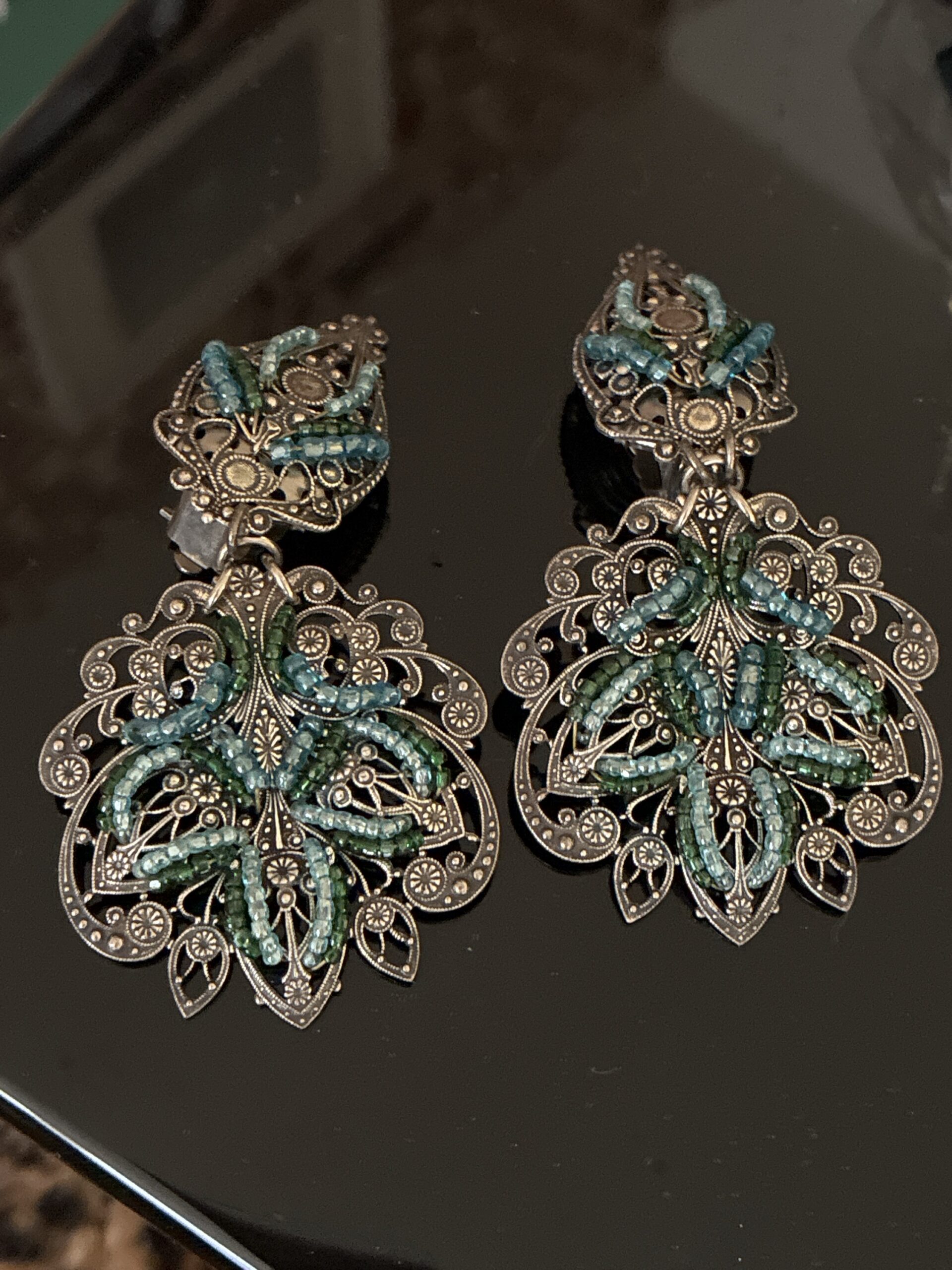Boucles d’oreilles Filigrane Émeraude. Une création contemporaine sur base vintage.