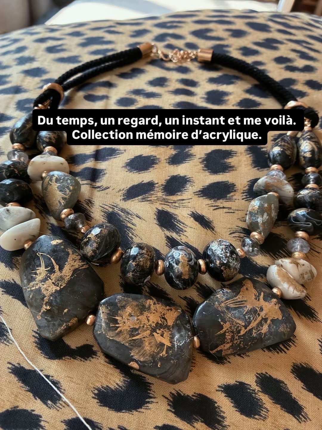 Collier Terres Noires & Or Brut — Pièce Unique AMOREPIATTU<br />
✨ Description courte (excerpt WooCommerce)<br />
Un collier puissant et organique, mêlant pierres sombres aux éclats dorés bruts.<br />
Une pièce unique, entre force minérale et geste artistique. Collection Mémoire d'Acrylique;