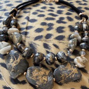 Vendu. Collier Éclat Sauvage - Noir et Or. Un collier de matière et de contraste.