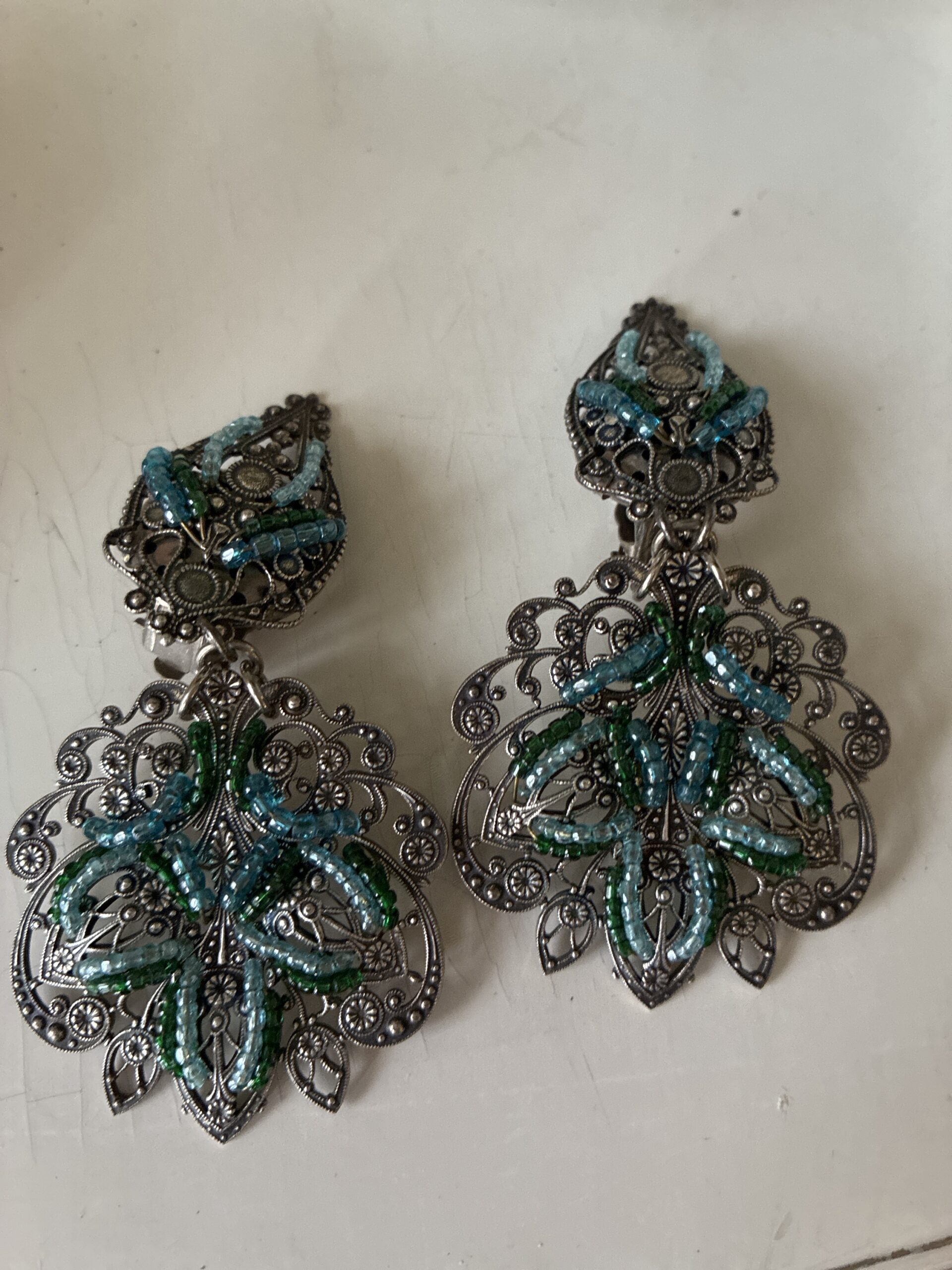 Boucles d’oreilles Filigrane Émeraude. Une création contemporaine sur base vintage. – Image 6