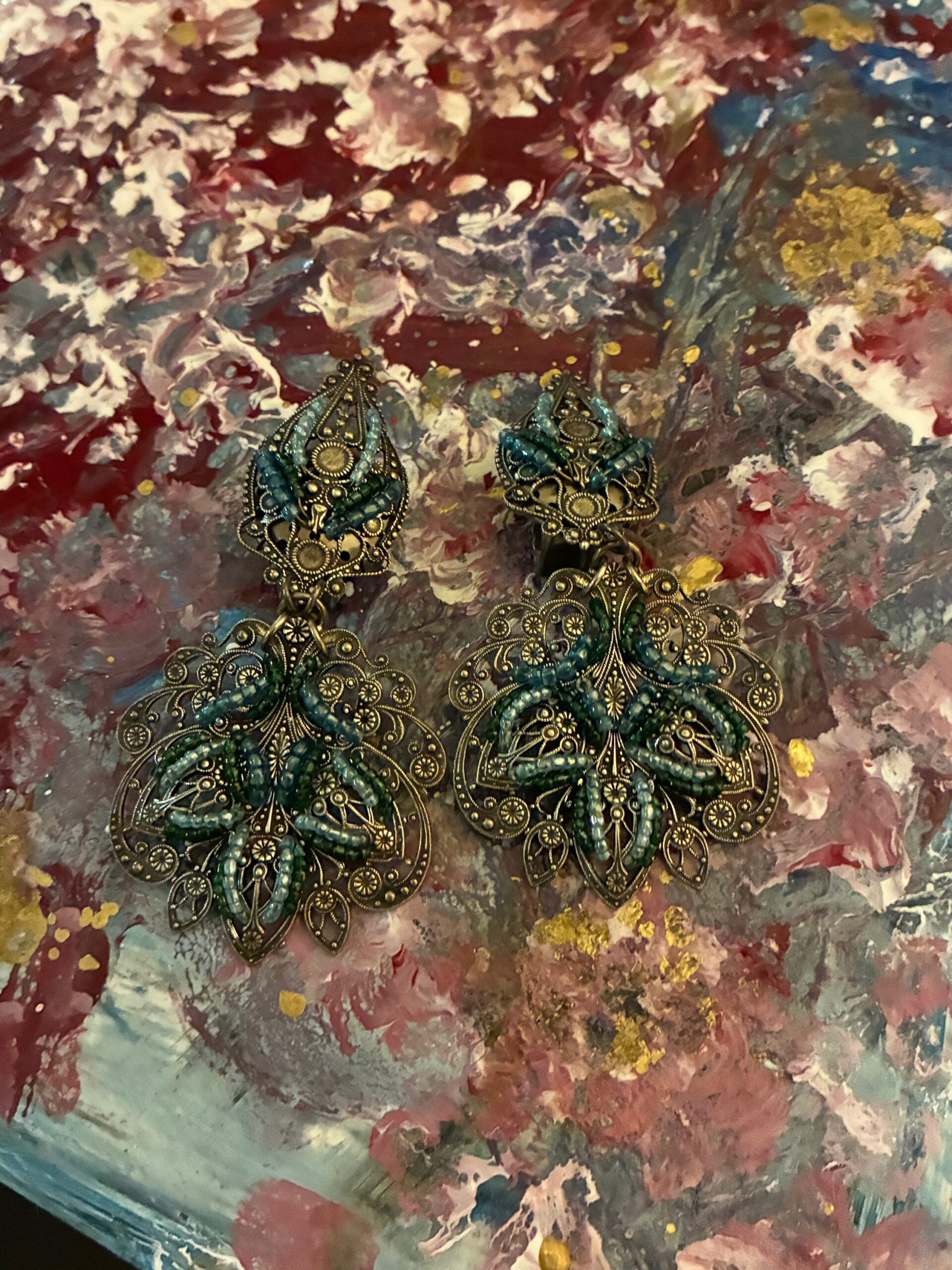 Boucles d’oreilles Filigrane Émeraude. Une création contemporaine sur base vintage. – Image 7