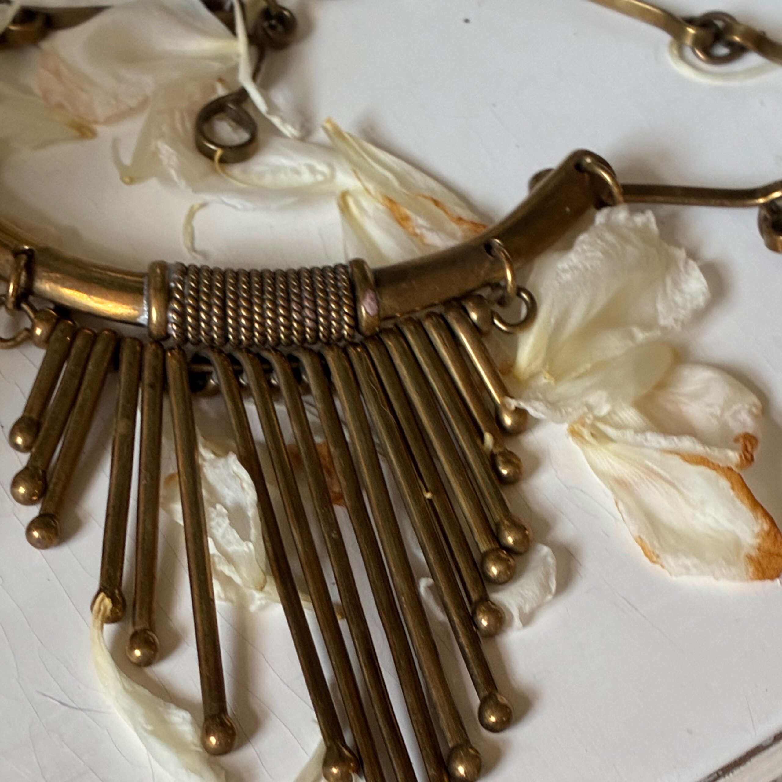 Collier Choker sculptural. Vintage années 70. Sculptural et Solaire. – Image 3