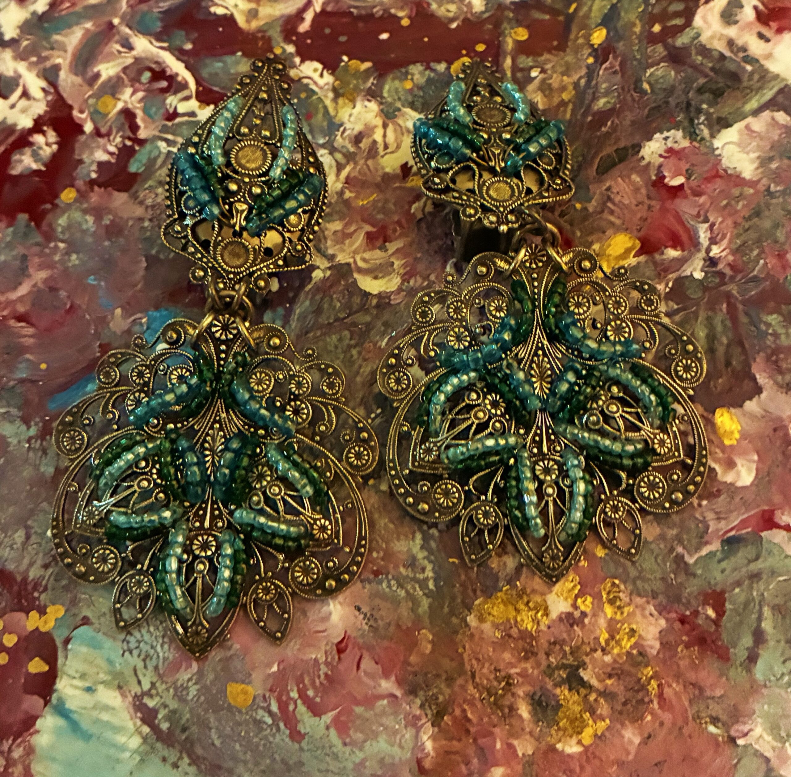 Boucles d’oreilles Filigrane Émeraude. Une création contemporaine sur base vintage. – Image 4