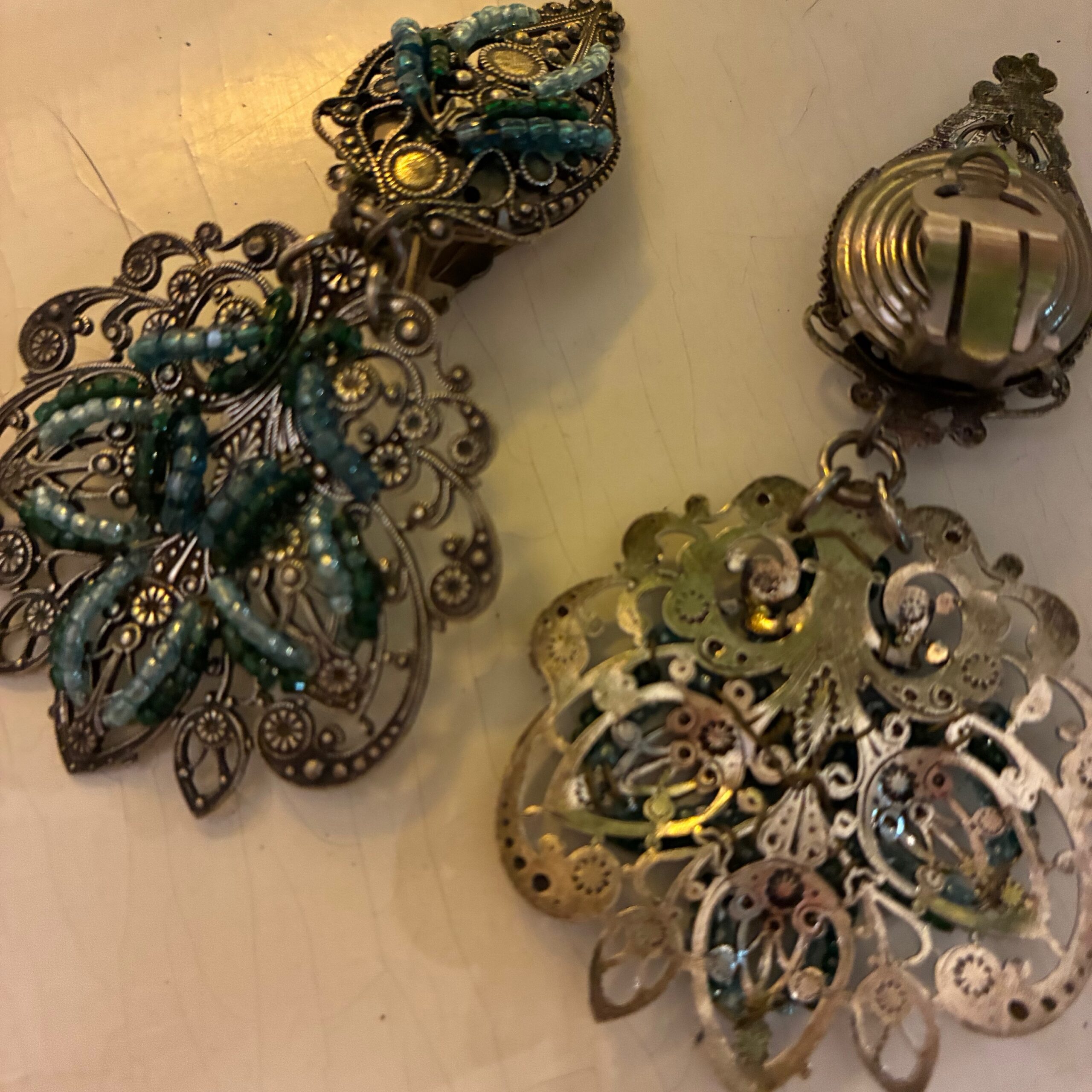 Boucles d’oreilles Filigrane Émeraude. Une création contemporaine sur base vintage. – Image 5