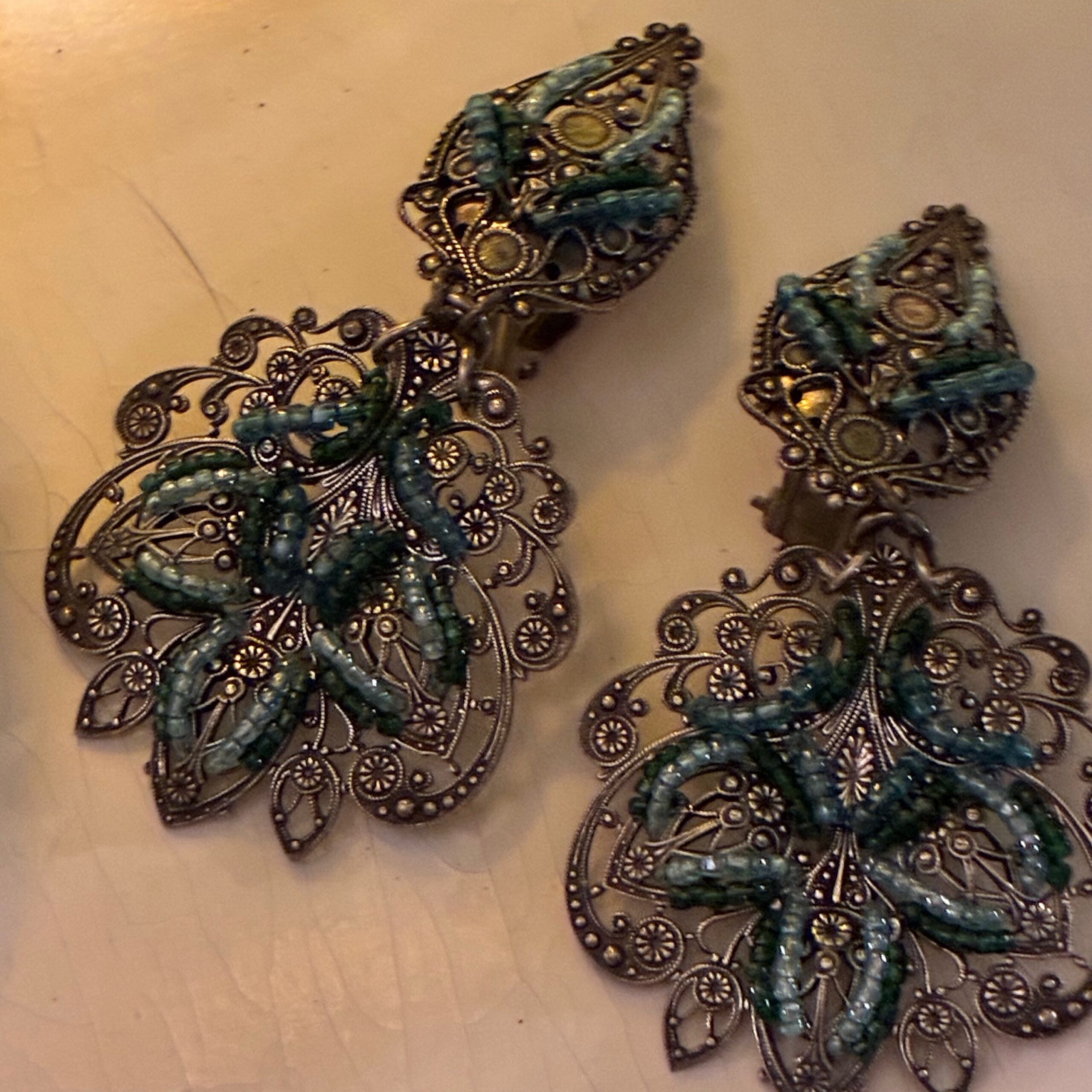 Boucles d’oreilles Filigrane Émeraude. Une création contemporaine sur base vintage. – Image 2
