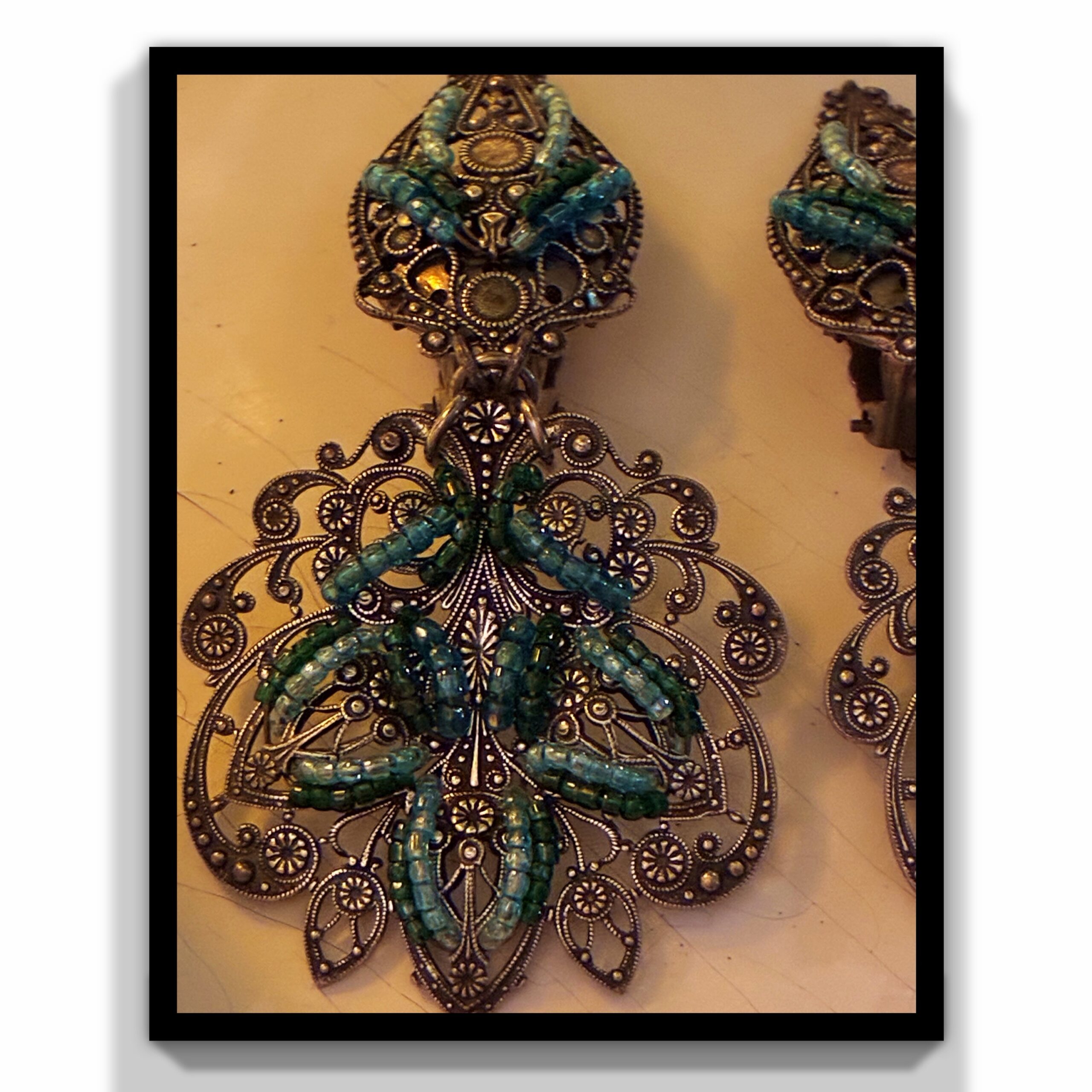 Boucles d’oreilles Filigrane Émeraude. Une création contemporaine sur base vintage. – Image 3