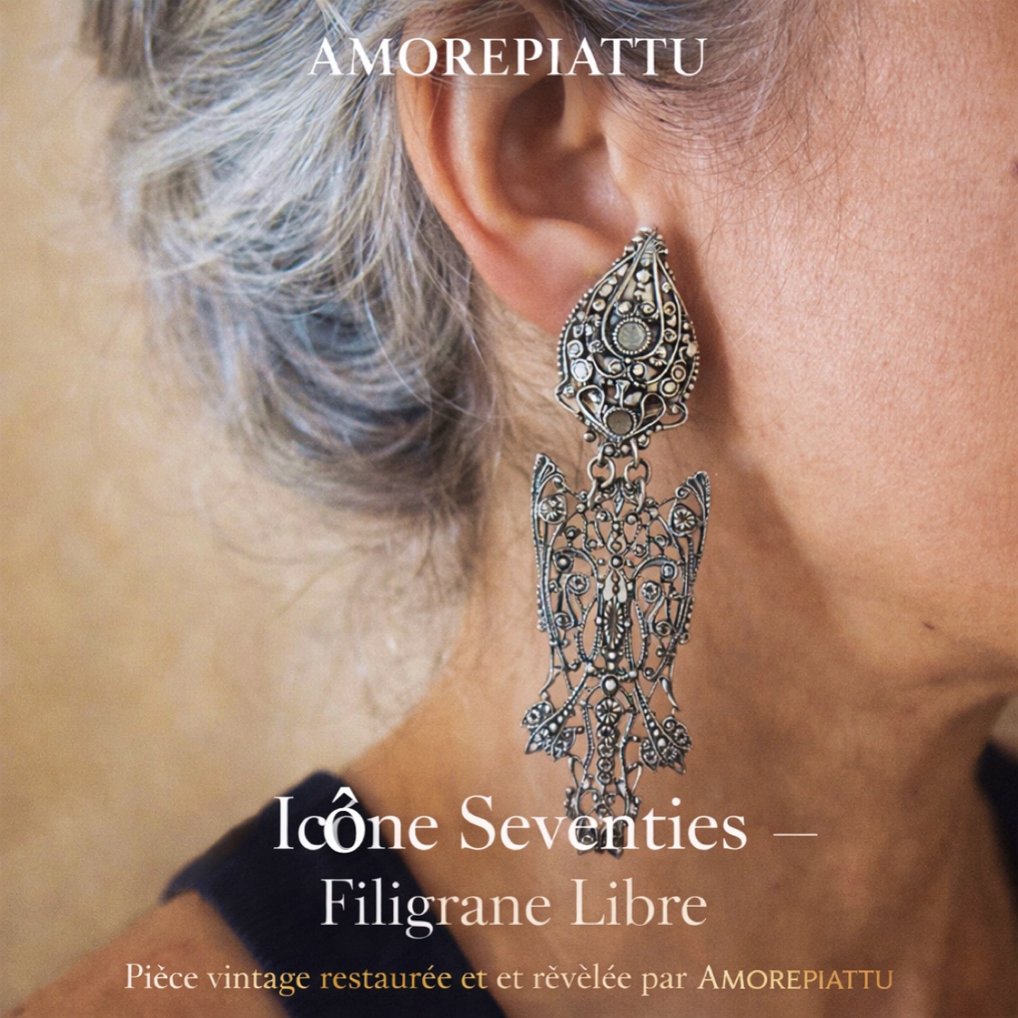 Boucles d’oreilles en filigrane argenté inspirées des années 70. Une pièce élégante et intemporelle sélectionnée par AMOREPIATTU.