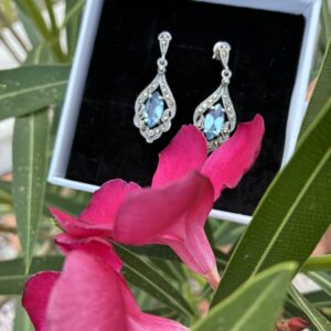 Boucles d’oreilles Éclats de Topaze, en argent 925, topazes bleues & marcassites
Collection Héritage AMOREPIATTU