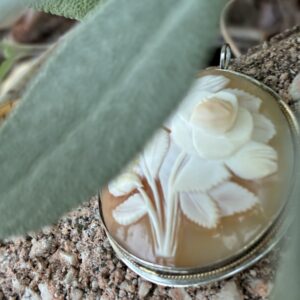 Broche Les Roses de Nacre — Pendentif ancien en nacre sculptée & argent 800
Collection Héritage — AMOREPIATTU